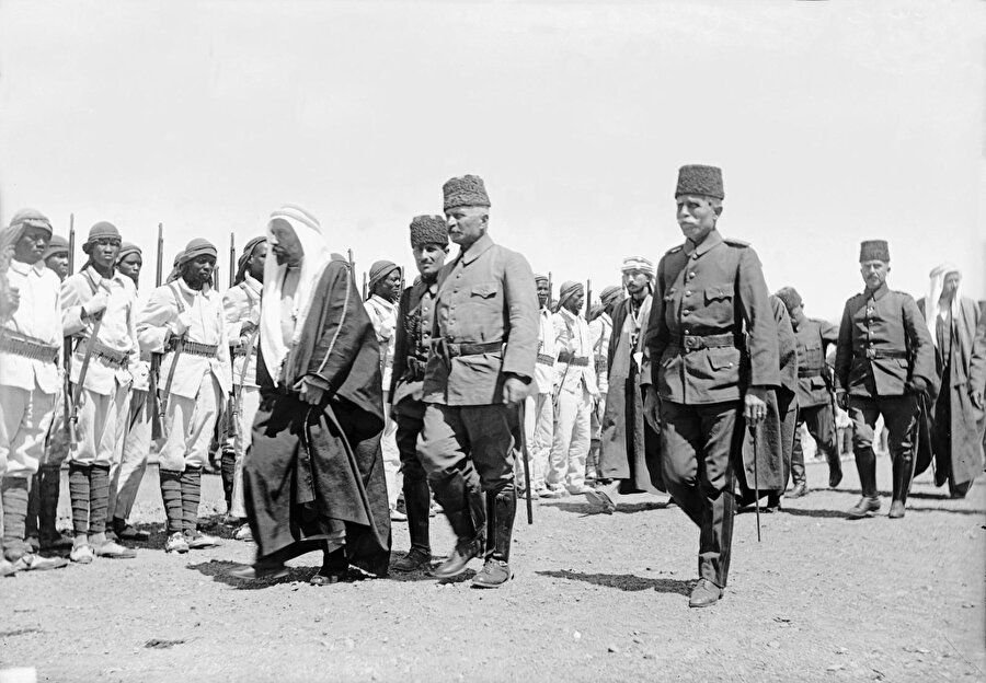 1. Dünya Savaşı tüm şiddetiyle devam ederken Mekke Şerifi Hüseyin’in isyana hazırlandığı haberinin alınması üzerine 4. Ordu kumandan vekili Fahreddin Paşa, 28 Mayıs 1916'da Medine'ye gönderildi.