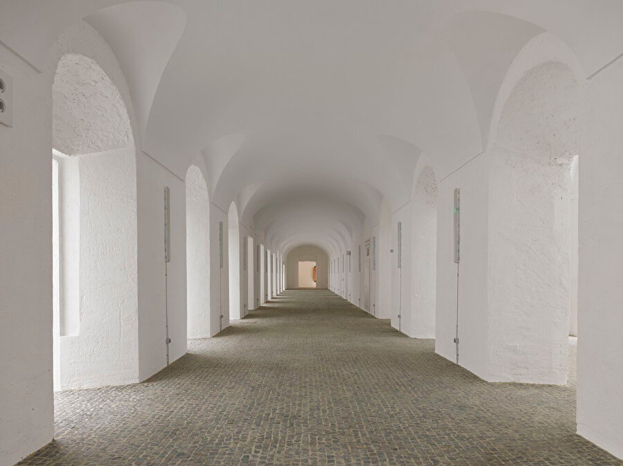 Koridorlara sonradan inşa edilen duvarlar yıkılarak koridorların genişliği geri kazandırılıyor.