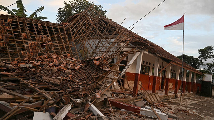 İngiliz insani yardım kuruluşu Çocukları Kurtarın (Save the Children), 50'den fazla okulun depremden etkilendiğini belirterek, şiddetli sarsıntının okullardaki öğrencilerin kaçmasını zorlaştırdığını açıkladı.