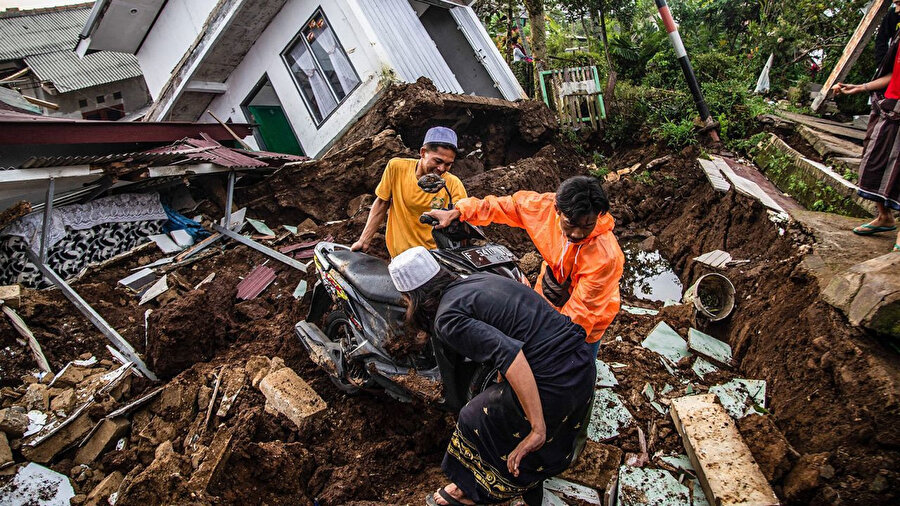Depremin ardından köylüler, yıkılan evlerinden hasar gören eşyalarını kurtarıyor.