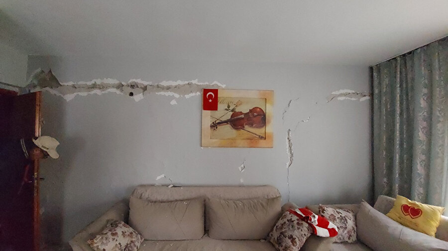 Depremde ağır hasar gören evden kaçan vatandaş anlattı: 'Tuğlalar hep üzerime geldi'