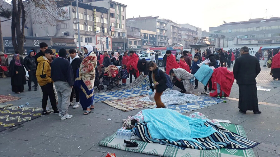 Düzce'de vatandaşlar geceyi sokakta geçirdi