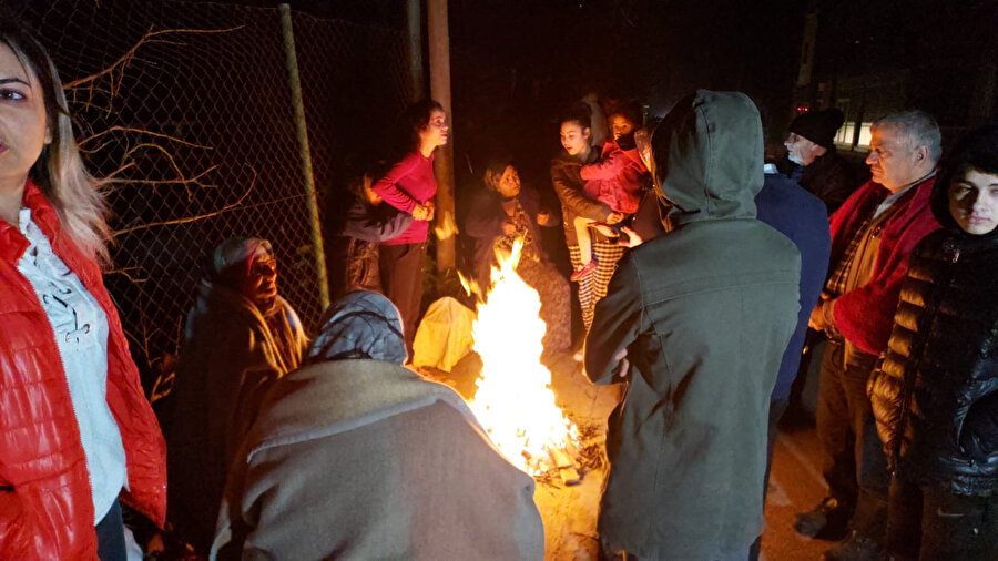 Düzce'de 5.9 büyüklüğünde deprem: Bölge sakinleri sokaklarda