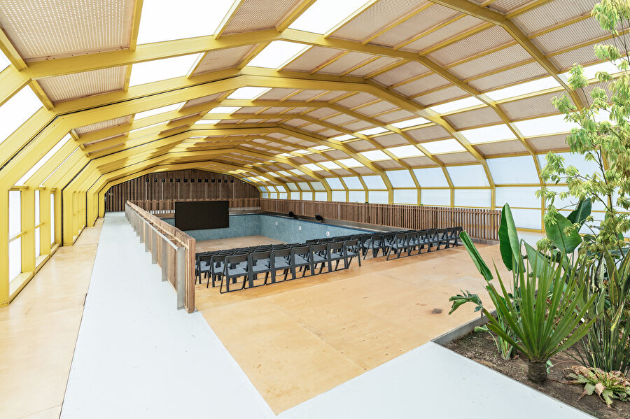 Çatıya yerleştirilen ahşap paneller akustik özelliklerinin yanında güneş kontrolü sağlıyor.