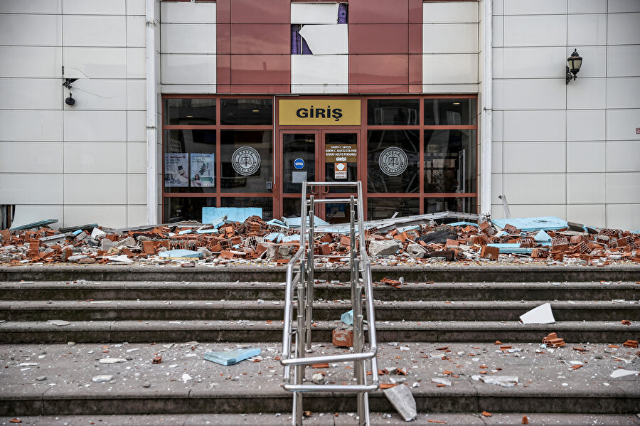Deprem nedeniyle Düzce Adliyesi'nde hasar meydana geldi