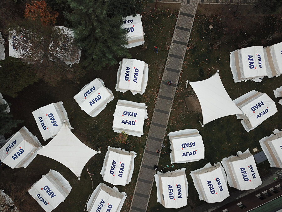 Depremde evleri hasar görenler çadırlarda kalıyor