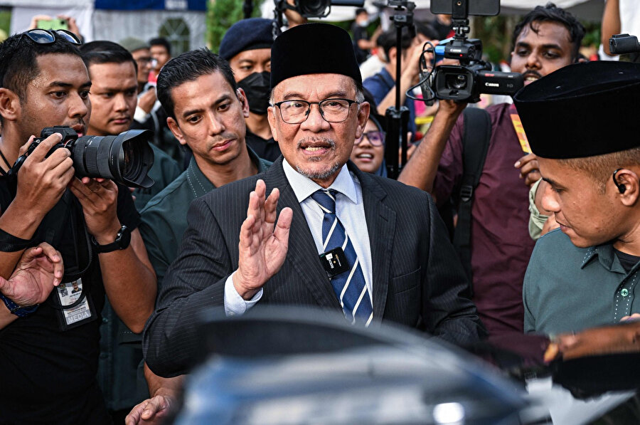 Malezya'nın yeni başbakanı olarak Enver İbrahim'in seçilmesi, popülaritesi ve halk desteğinin her geçen gün arttığı ve aniden görevden alınıp hapse atılmadan önce 1990'larda aday olan İbrahim için inanılmaz bir geri dönüş oldu.