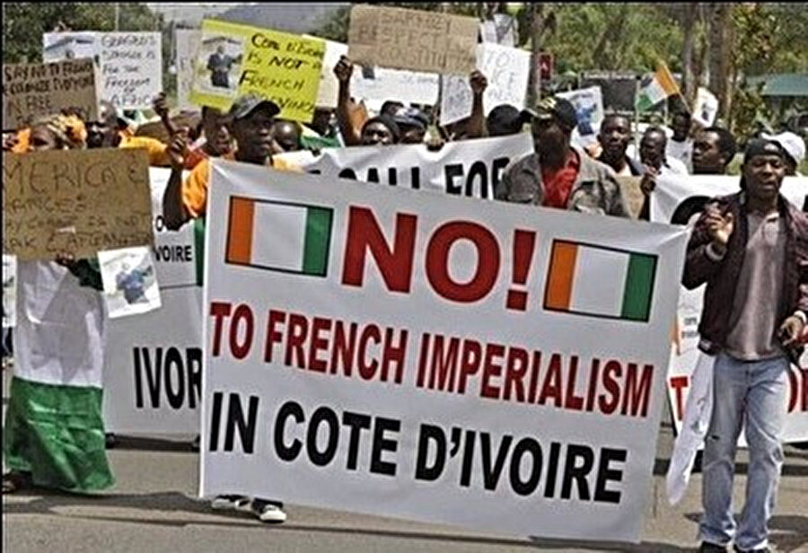 Fildişi Sahili sokaklarındaki Fransız karşıtı eylemler, 2011'de dönemin Cumhurbaşkanı Laurent Gbagbo devrilene kadar sokaktaki hakimiyetini sürdürdü.