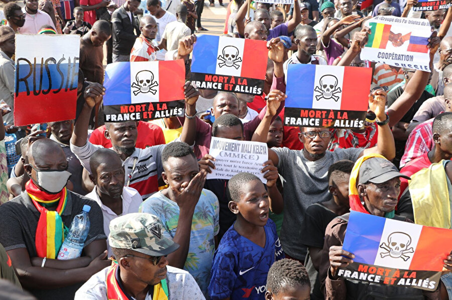 Mali, terörle mücadelede Rusya ile yakınlaşırken halk da Fransa'nın Mali'den ayrılması için eylemler düzenlemeye başladı.