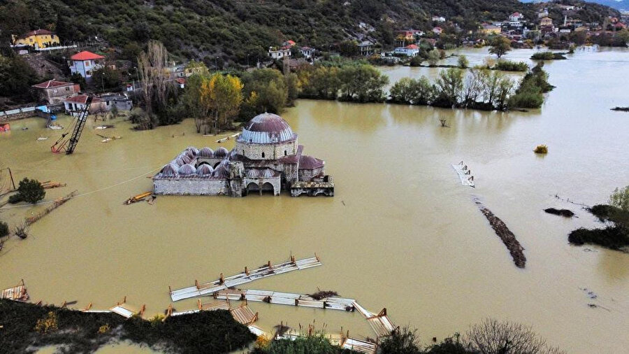 Buşatlı Mehmet Paşa tarafından 1773-1774'te inşa edilen Osmanlı camisi, ülkenin ender mimari değerler taşıyan yapılarından biri olarak öne çıkıyor.