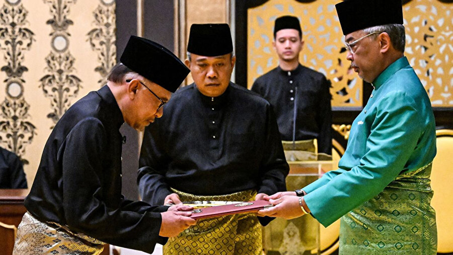 Malezya'nın daimi muhalefet lideri Enver İbrahim, perşembe günü geleneksel kıyafetler içinde ülkenin yeni başbakanı olarak yemin ederek, kendisinden defalarca kaçan ve yaklaşık on yıl hapiste kalmasına neden olan otuz yıllık başbakanlık arayışını tamamladı.