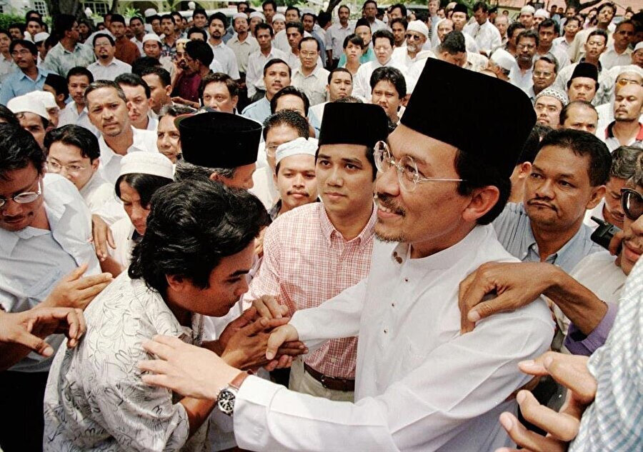 Enver İbrahim, 1998'te Newsweek dergisi tarafından "Yılın Asya Lideri" seçildi.