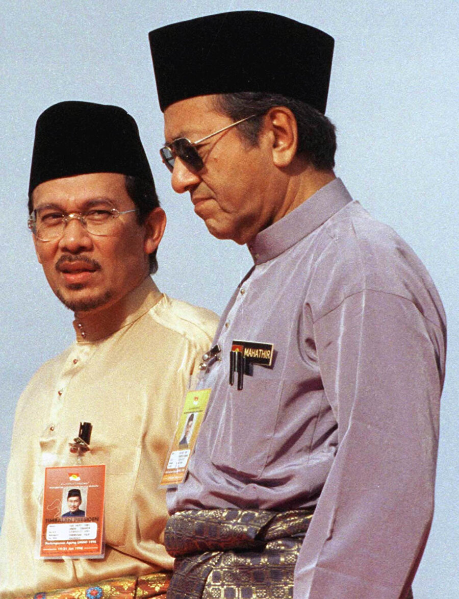 İbrahim'in siyasi hayatı, 1998'te dönemin başbakanı Mahathir Muhammed'in ekonomi politikalarını eleştirmesi üzerine tamamen değişti.