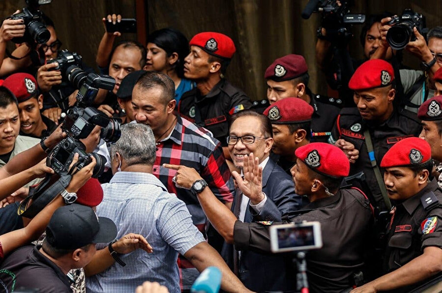 Malezya'nın Port Dickson kentinde düzenlenen milletvekilliği ara seçiminde, Umut İttifakı (PH) koalisyonunun adayı Halkın Adaleti Partisi (PKR) lideri Enver İbrahim, resmî sonuçlara göre açık ara farkla birinci çıktı.