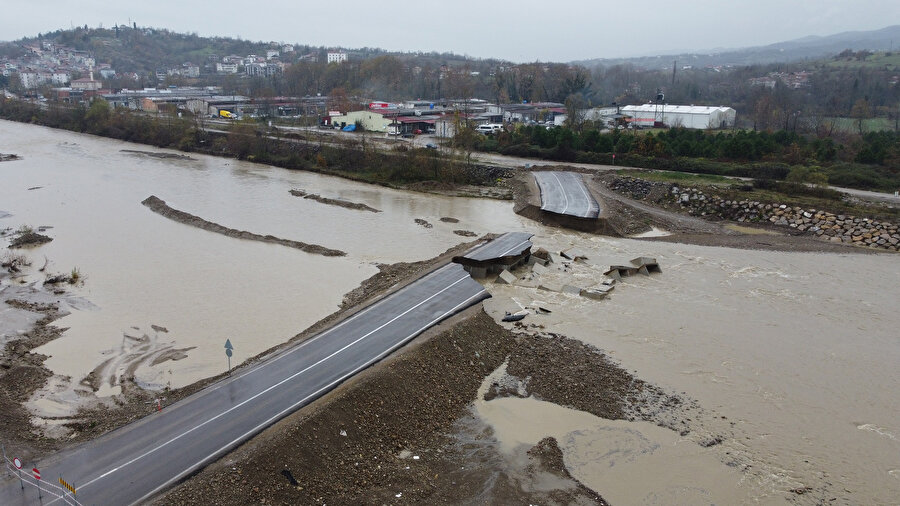 Bartın'da ırmak suyu yükselince geçici servis yolu çöktü