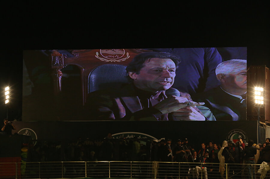 Miting sebebiyle binlerce Han destekçisi, Ravalpindi'nin Rehmanabad bölgesine akın etti.