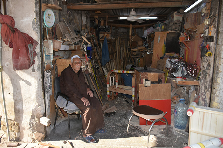 Kent merkezindeki Çay mahallesinde 50 metrekarelik atölyesinde Kerkük'e has motif ve ahşap desenli bebek beşikleri yapan 89 yaşındaki Fahraddin Beşikçi.