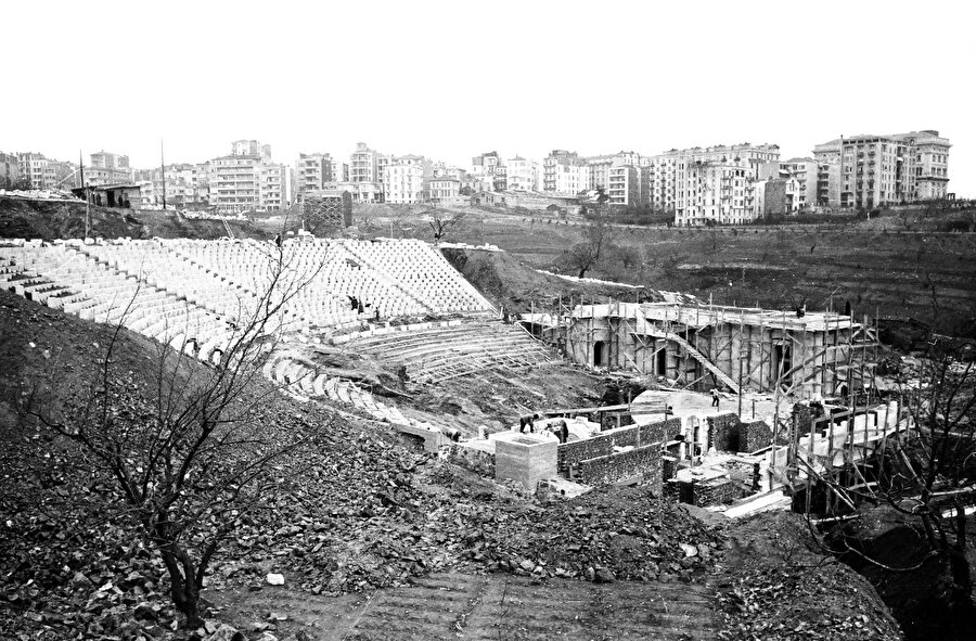 Tiyatronun inşaatından bir fotoğraf, Kaynak: Söylemezoğlu Ailesi Arşivi, Salt Araştırma.