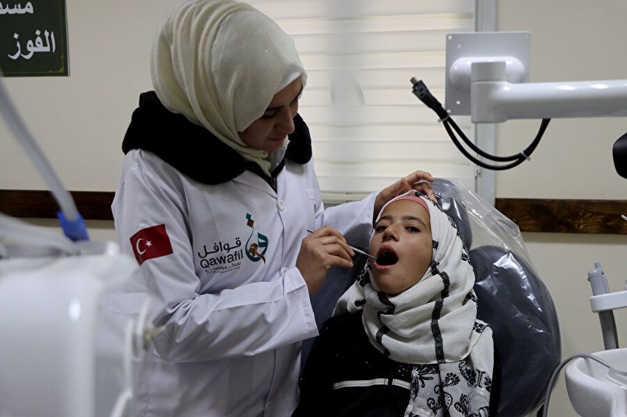 Kamplar bölgesinde ücretsiz sağlık hizmeti verecek merkezde kadın ve çocuk sağlığı, diş kliniği ve acil servis gibi birimler bulunuyor.
