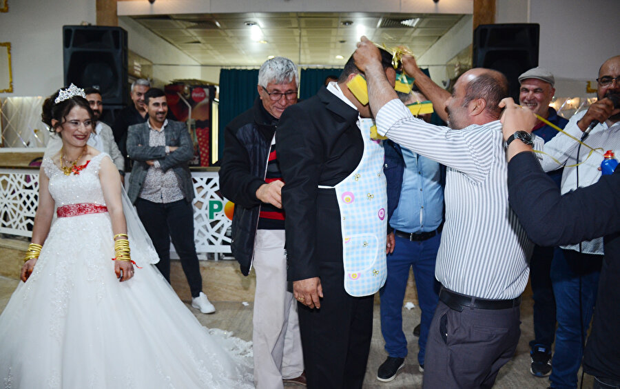 Arkadaşları damada 'bulaşık seti' taktı