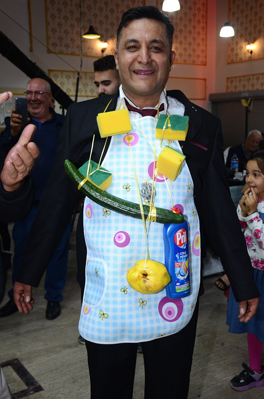 Damadın eniştesinden bulaşık süngeri