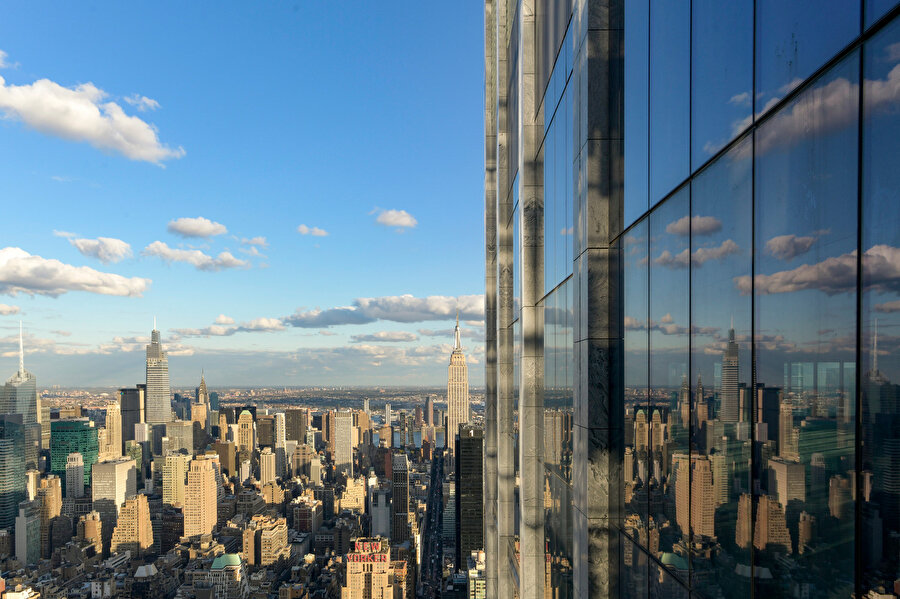Kule, batıda Hudson Nehri ve doğuda Empire State Binası ile Manhattan'ın panoramik manzarasını sunuyor.