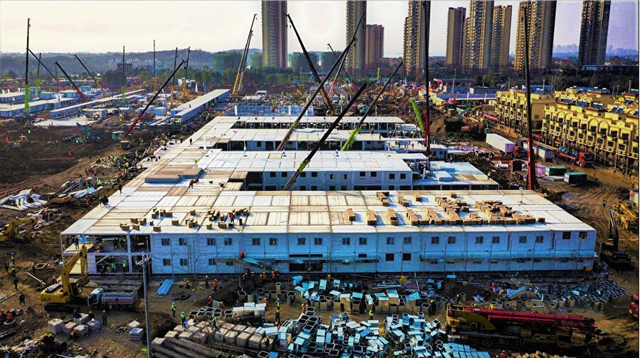 Wuhan Şehri, koronavirüs salgınıyla savaşmak için 10 günde 1000 yataklı bir hastane inşa etti.