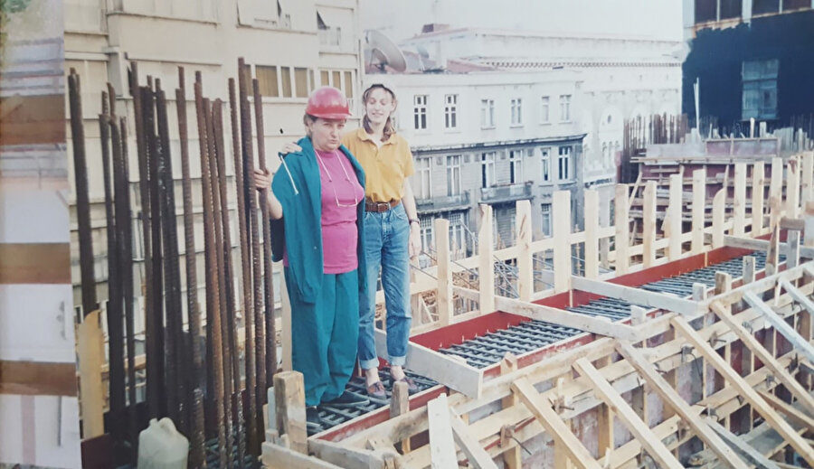Kompleksin inşaatı sırasında Sevinç Hadi ve Tülin Hadi, Kaynak: XXI Dergisi.