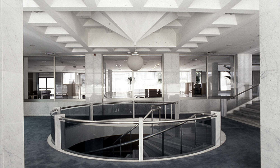 Yapının esas merdiveni ve banka katında yer alan hol, Kaynak: Arkiv.