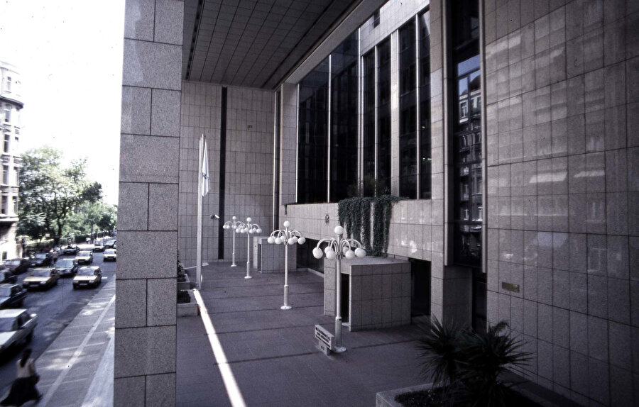 Yapının önünde oluşturulan boşluk dengesini gösteren fotoğraf, Kaynak: Arkiv.