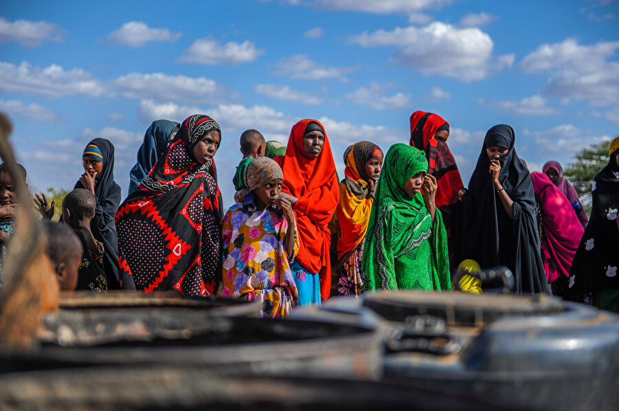 Bölgede ağır şekilde hissedilen kuraklıkla kuyuların kuruması üzerine, geçici çözüm olarak kuyulara su tankerleriyle su taşınmaya başlandı.