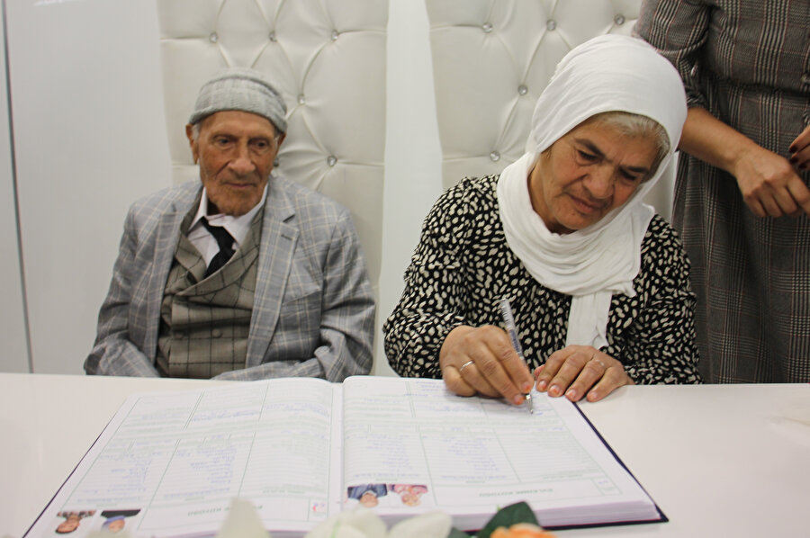 5 çocukları, 20 torunları var: 33 yıl sonra ilk kez resmi nikahları kıyıldı