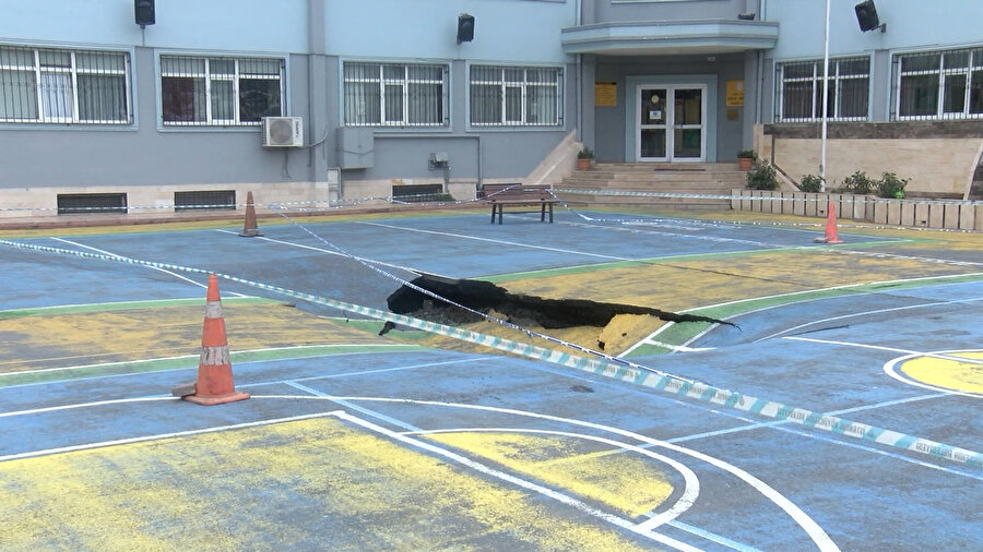 Bakırköy'de okul bahçesinde çökme