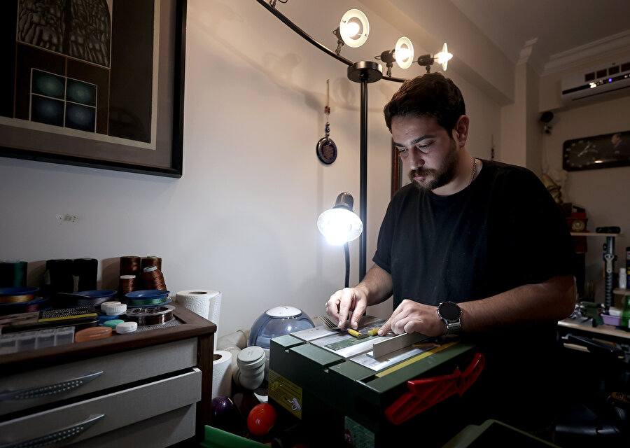 Kullanılmayan objeler heykeltıraşın elinde tespihe dönüşüyor. 