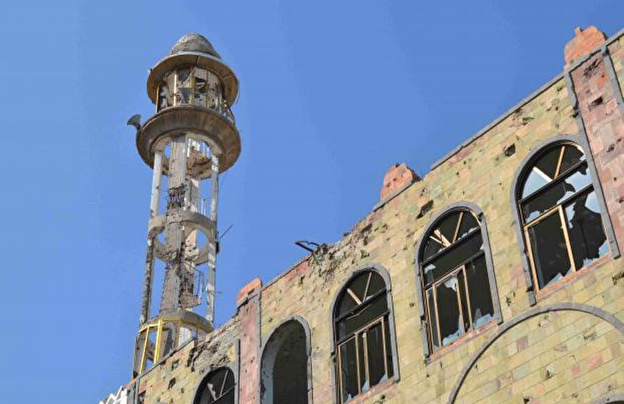 Taiz'deki El-Haseb Camii'nin Husiler tarafından yıkılan minaresi, Nisan 2017.