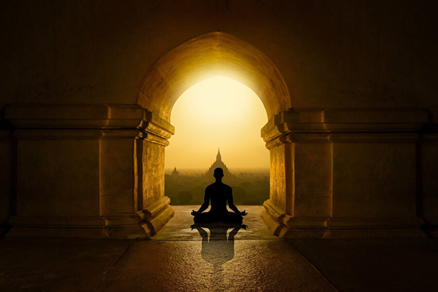 Zen’in en önemli tezi öğretisinin sözle aktarılamayacağıdır. Efsaneye göre Buddha, bir gün elinde bir çiçekle öğrencilerinin önünde konuşmadan oturu