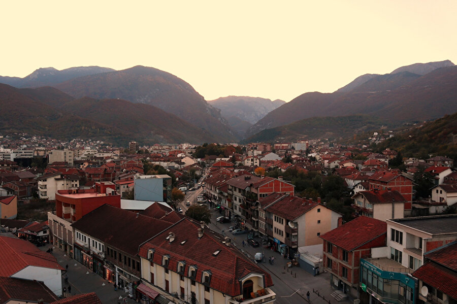 Kosova’nın büyük yerleşim birimlerinden birisidir.