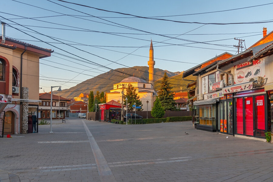 İpek, 1219 yılında Sırp Ortodoks Kilisesi’nin patrikhanesinin kurulduğu yer olması bakımından Sırp tarihinde özel bir önem taşır. 