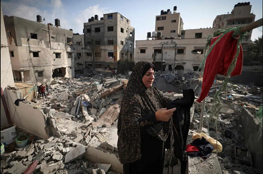 İsrail'in 16 yıldan beri abluka altında tuttuğu 365 kilometrekarelik Gazze Şeridi'nde yaklaşık 2 milyon 300 bin kişinin hayata tutunmaya çalıştığını dile getiren Serhan, bölgede ciddi bir konut krizi yaşandığını belirtti.