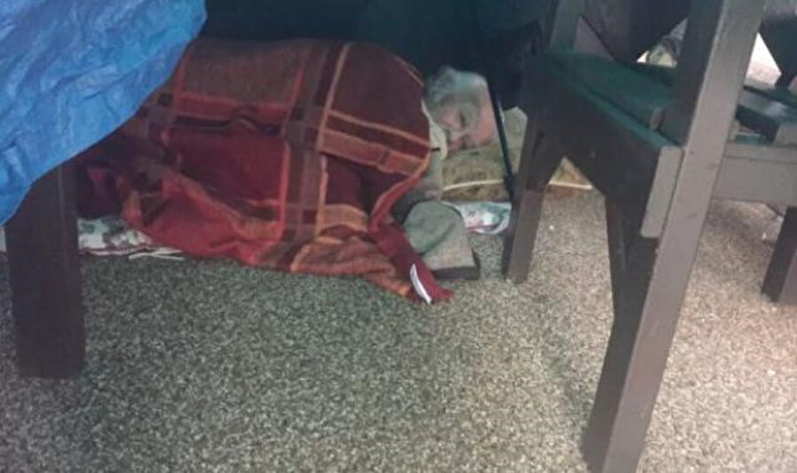 Saatlerce yağmur altında ambulansı bekledi