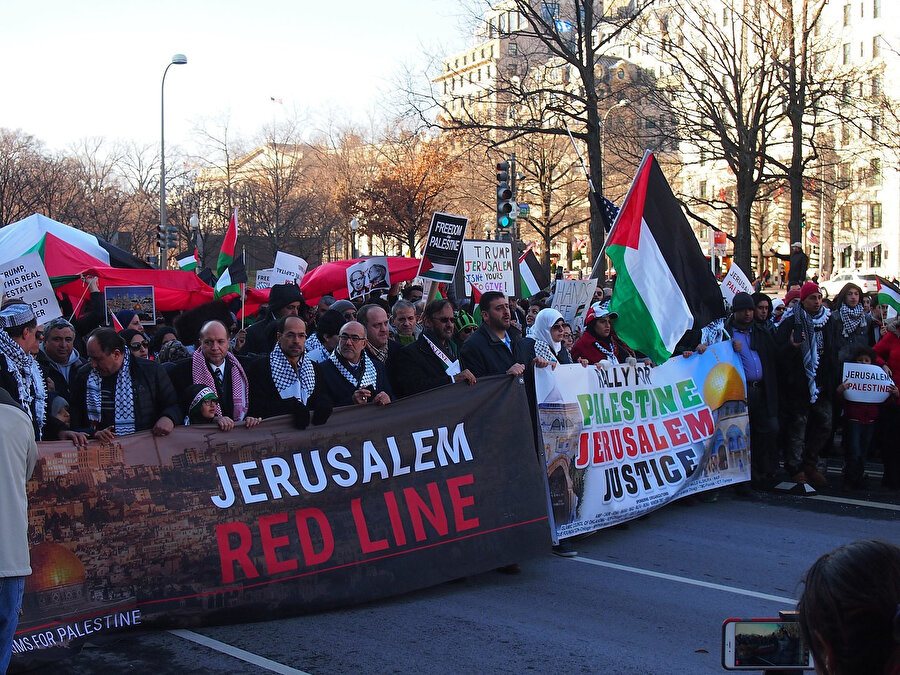 Trump'ın kararının ardından dünyanın birçok şehrinde kitlesel protesto gösterileri düzenlendi.