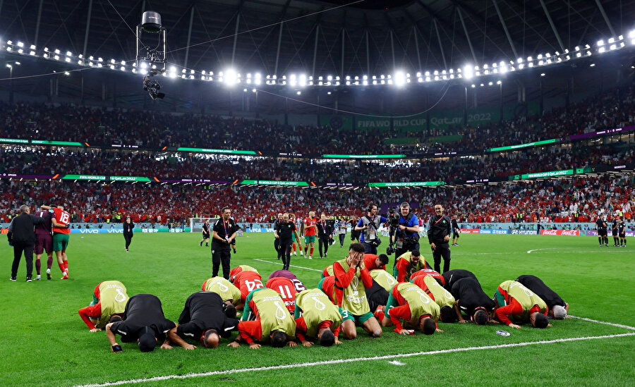 Faslı oyuncular, FIFA Dünya Kupası Son 16 Turu Fas - İspanya maçında, İspanya'ya karşı kazandıkları zaferin ardından secdeye kapanarak dua ettiler.