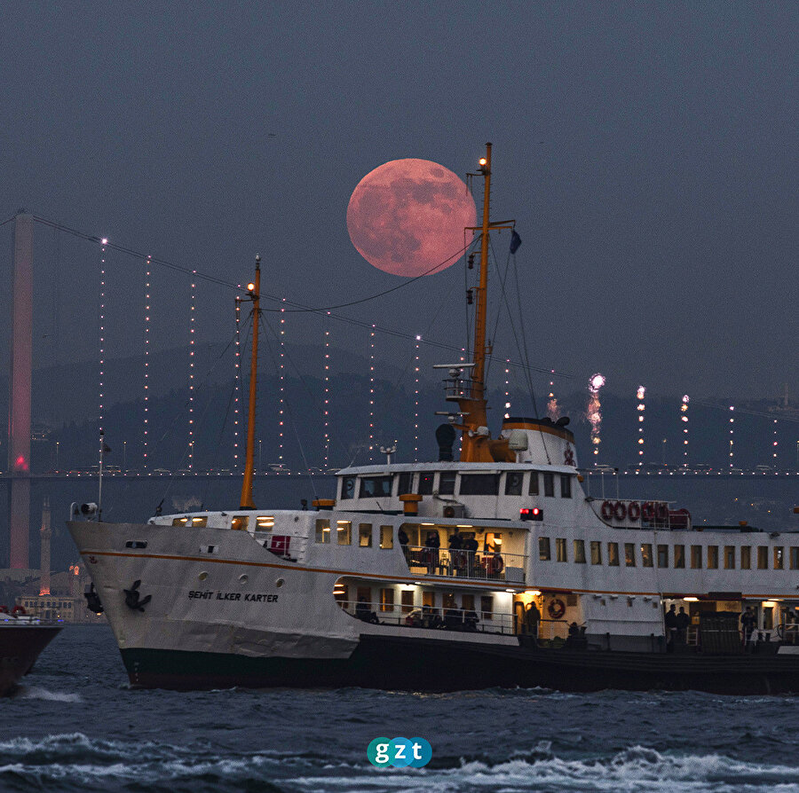 İstanbul'da büyüleyen dolunay görüntüleri