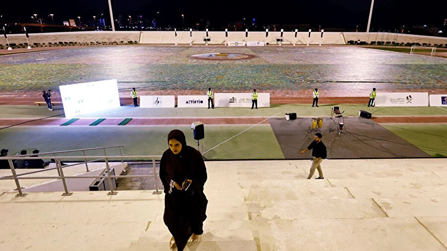 Dev tablo futbol sahasını kapladı