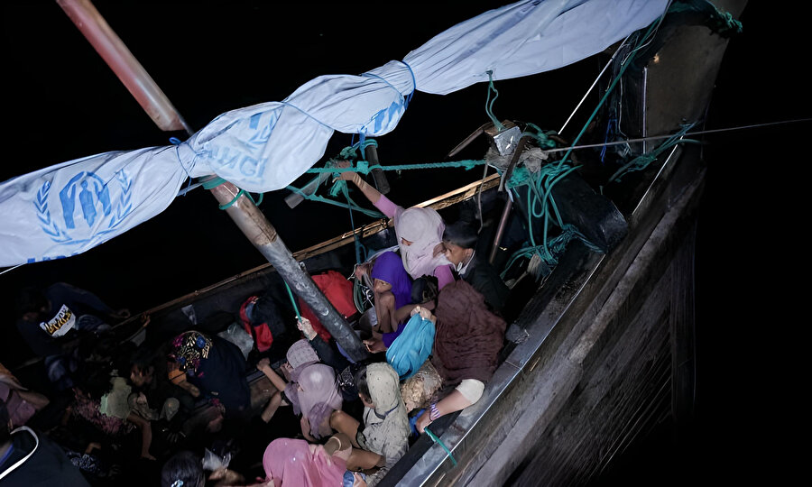 UNHCR Asya Pasifik Ofisinden yapılan açıklamada, yaklaşık 200 Arakanlıyı taşıyan geminin 1 Aralık'ta motor arızası yaptığı ve o tarihten bu yana akıntılar nedeniyle sürüklendiği bilgisi paylaşıldı.