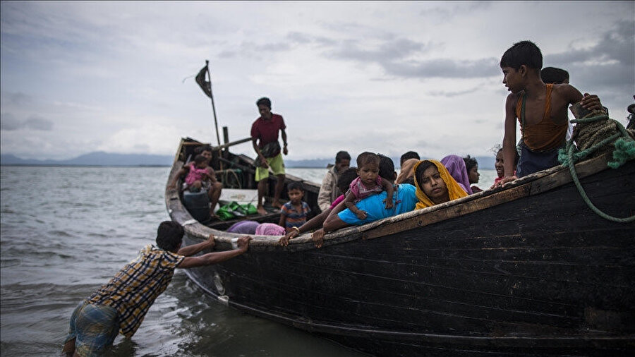 Başba bir BM raporunda da, Ağustos 2017'den sonra Arakan'daki baskı ve zulümden kaçıp Bangladeş'e sığınanların sayısı 900 bini geçtiği kaydedildi.