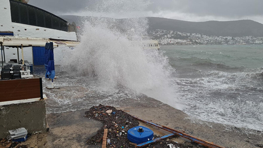 Bodrum'da 'sağanak' ve 'fırtına' hayatı olumsuz etkiledi