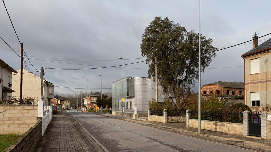 Tasarım, kırsal bölgede ortak çalışma imkanı sunuyor.