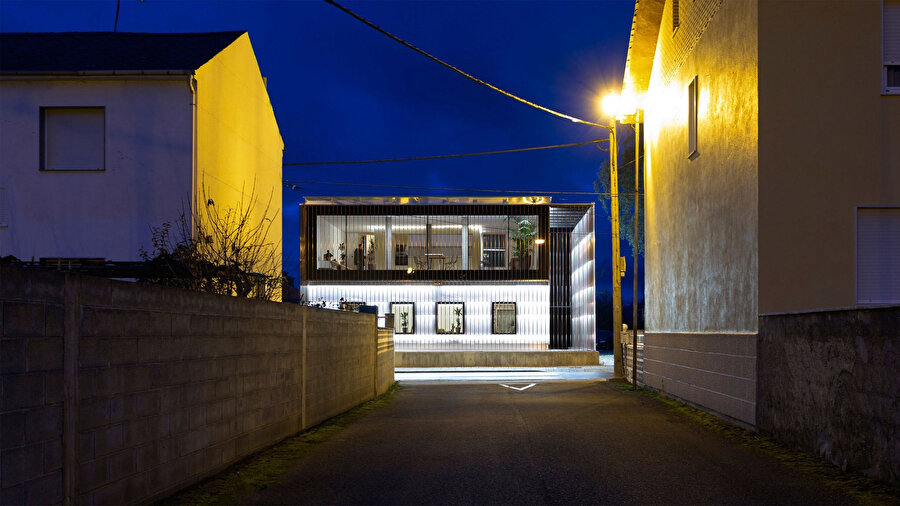 Aydınlatma tasarımı, akşamları binayı öne çıkarıyor.