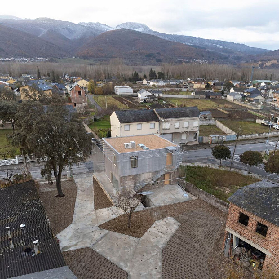 Peyzaj, gerektiğinde etkinlikler düzenlenecek bir otopark şeklinde tasarlanıyor.